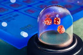Tampilan live-dealer Lightning Baccarat di singa 77 dengan meja kartu dan studio multi-kamera